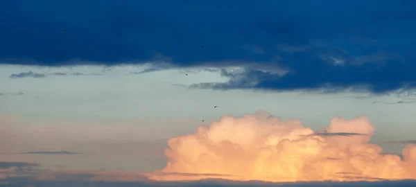 Nuages dans le ciel bleu. une masse visible de vapeur d'eau condensée — Photo