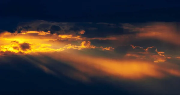 Nubes en el cielo azul. una masa visible de vapor de agua condensado —  Fotos de Stock