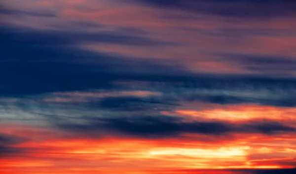 Nuvens no céu azul. uma massa visível de vapor de água condensado — Fotografia de Stock