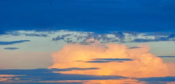 Moln i den blå himlen. en synlig massa kondenserad vattenånga — Stockfoto