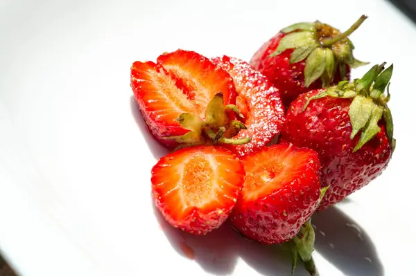 Клубника это сладкий мягкий красный фрукт с серебристой поверхностью. A — стоковое фото