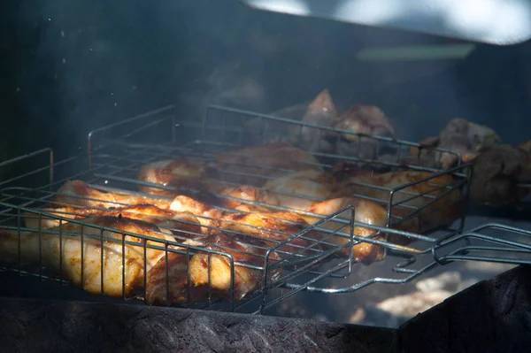 Carne assada em carvão em um fuso, churrasco, prato de carne shish. a) Disposições — Fotografia de Stock