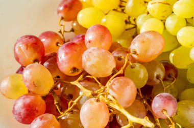 Üzümler masa üzümü gibi taze yenebilir ya da onlar için kullanılabilir.