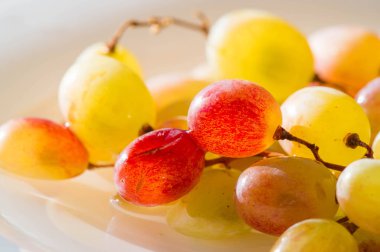 Üzümler masa üzümü gibi taze yenebilir ya da onlar için kullanılabilir.