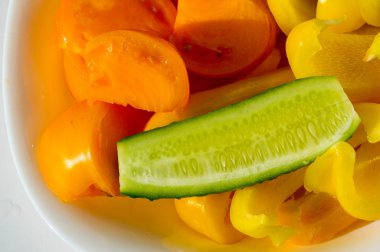 Salatalık, domates, tatlı biber, salata, soğuk bir tabak. 