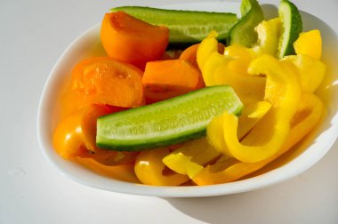 Salatalık, domates, tatlı biber, salata, soğuk bir tabak. 