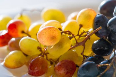 Üzümler masa üzümü gibi taze yenebilir ya da onlar için kullanılabilir.