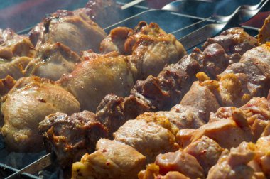 Kömürde kavrulmuş et, mangal, şiş kebap. Bir hata.