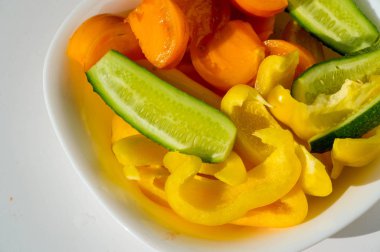 Salatalık, domates, tatlı biber, salata, soğuk bir tabak. 