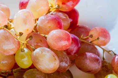 Üzümler masa üzümü gibi taze yenebilir ya da onlar için kullanılabilir.