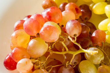 Üzümler masa üzümü gibi taze yenebilir ya da onlar için kullanılabilir.