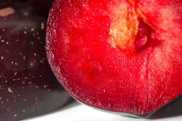 Pruimenfruitboom met kleine sappige eetbare vruchten, die een lar hebben — Stockfoto