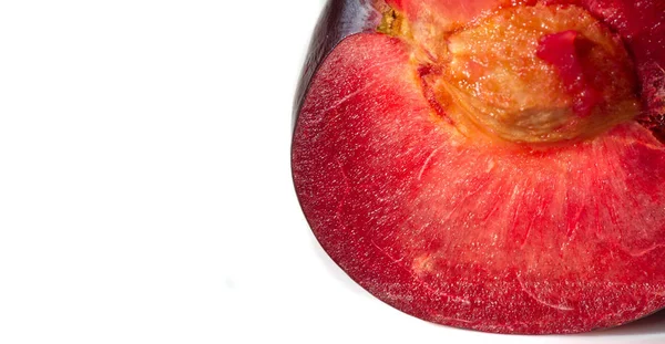 Pflaumen-Obstbaum mit kleinen saftigen essbaren Früchten, die einen — Stockfoto