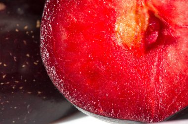 Küçük sulu, yenilebilir meyveleri olan erik ağacı.