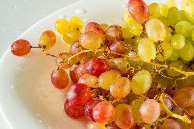 Üzümler masa üzümü gibi taze yenebilir ya da onlar için kullanılabilir.