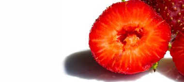 Çilek, gümüşi yüzeyi olan yumuşak kırmızı bir meyvedir. A 