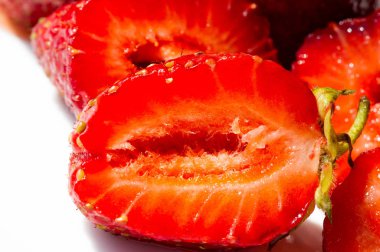 Çilek, gümüşi yüzeyi olan yumuşak kırmızı bir meyvedir. A 