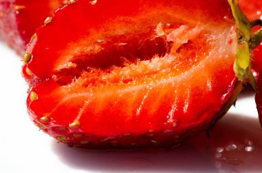 Çilek, gümüşi yüzeyi olan yumuşak kırmızı bir meyvedir. A 