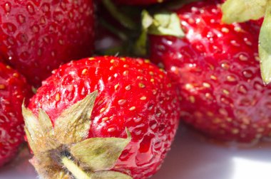 Çilek, gümüşi yüzeyi olan yumuşak kırmızı bir meyvedir. A 