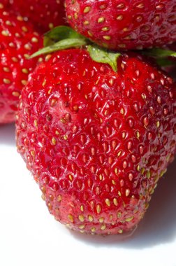 Çilek, gümüşi yüzeyi olan yumuşak kırmızı bir meyvedir. A 