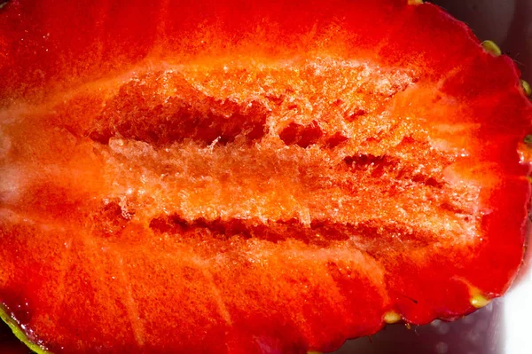 Aardbei is een zoet zacht rood fruit met een verzilverd oppervlak. A — Stockfoto