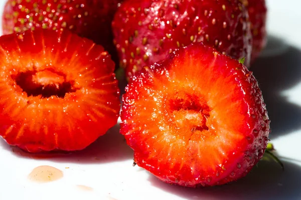 La fresa es una fruta roja suave y dulce con una superficie plateada. A — Foto de Stock