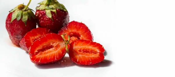 O morango é uma fruta vermelha suave doce com uma superfície prateada. A — Fotografia de Stock