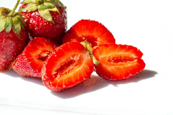 O morango é uma fruta vermelha suave doce com uma superfície prateada. A — Fotografia de Stock