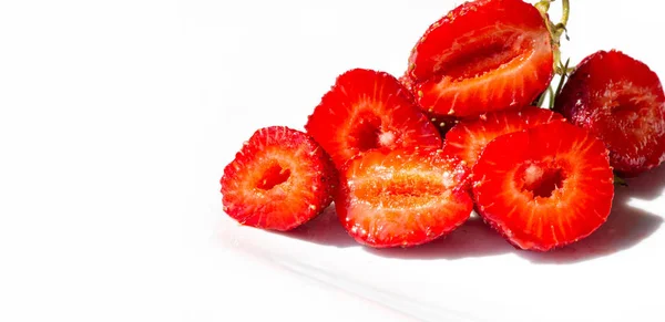 ストロベリーは甘い柔らかい赤い果実で、表面は銀で覆われています。A — ストック写真