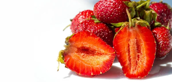 La fresa es una fruta roja suave y dulce con una superficie plateada. A — Foto de Stock