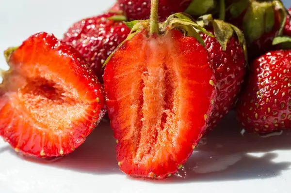 La fresa es una fruta roja suave y dulce con una superficie plateada. A — Foto de Stock