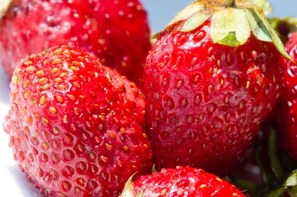 Stroberi adalah buah merah lembut manis dengan permukaan perak. A — Stok Foto