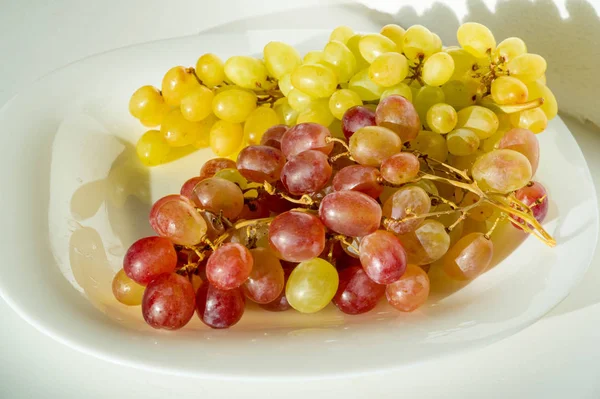Las uvas se pueden comer frescas como uvas de mesa o se pueden utilizar para — Foto de Stock