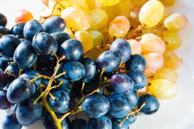 Üzümler masa üzümü gibi taze yenebilir ya da onlar için kullanılabilir.