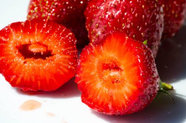 Çilek, gümüşi yüzeyi olan yumuşak kırmızı bir meyvedir. A 