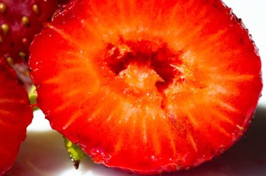 Çilek, gümüşi yüzeyi olan yumuşak kırmızı bir meyvedir. A 