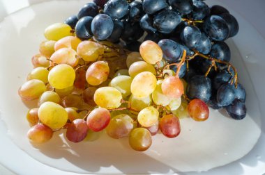 Üzümler masa üzümü gibi taze yenebilir ya da onlar için kullanılabilir.