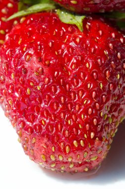Çilek, gümüşi yüzeyi olan yumuşak kırmızı bir meyvedir. A 