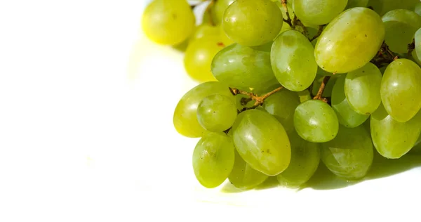 Виноград можно есть свежим, как столовый виноград или их можно использовать для — стоковое фото