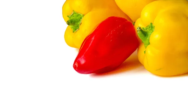 Bell πιπεριές είναι μερικές φορές ομαδοποιούνται με λιγότερο πικάντικο vari πιπέρι — Φωτογραφία Αρχείου