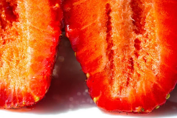 Η φράουλα είναι ένα γλυκό μαλακό κόκκινο φρούτο με ασημί επιφάνεια. Α — Φωτογραφία Αρχείου