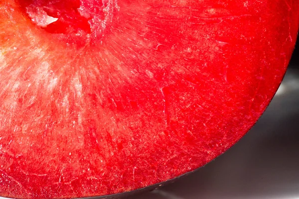 Prugna Albero da frutto con piccoli frutti commestibili succosi, che hanno un lar — Foto Stock