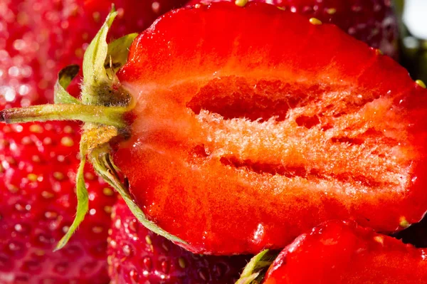 O morango é uma fruta vermelha suave doce com uma superfície prateada. A — Fotografia de Stock