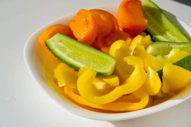 Salatalık, domates, tatlı biber, salata, soğuk bir tabak. 