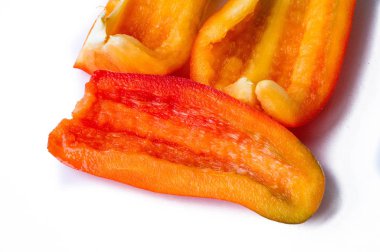 Dolmalık biberler bazen daha az acı biberli olur.