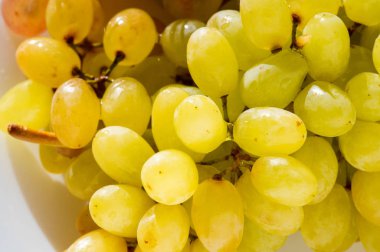 Üzümler masa üzümü gibi taze yenebilir ya da onlar için kullanılabilir.