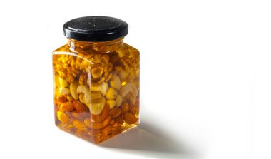 Kavanozda fındıklı bal. Sağlığın için iyi.