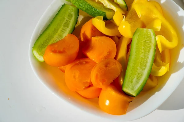 Αγγούρια, ντομάτες, γλυκοπιπεριές, μαγειρικές σαλάτες, ένα κρύο πιάτο — Φωτογραφία Αρχείου