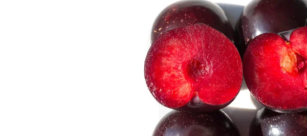 Fructe de prune cu fructe mici suculente comestibile, care au un leu — Fotografie, imagine de stoc