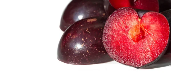 Szilva gyümölcsfa kis lédús ehető gyümölcsökkel, amelyek egy lar — Stock Fotó